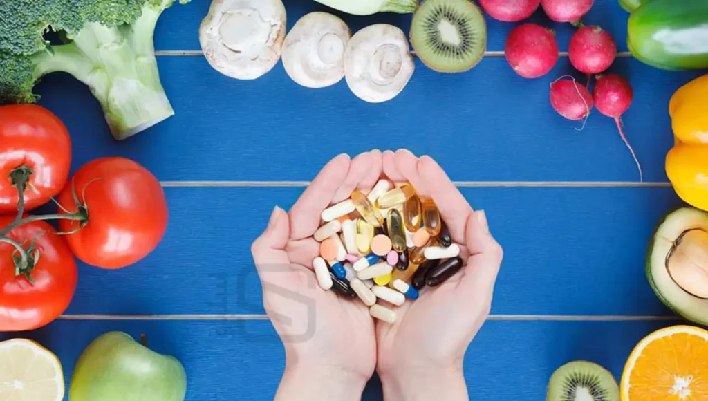عکس مکمل های مختلف ویتامین و مواد معدنی در دستان یک شخص