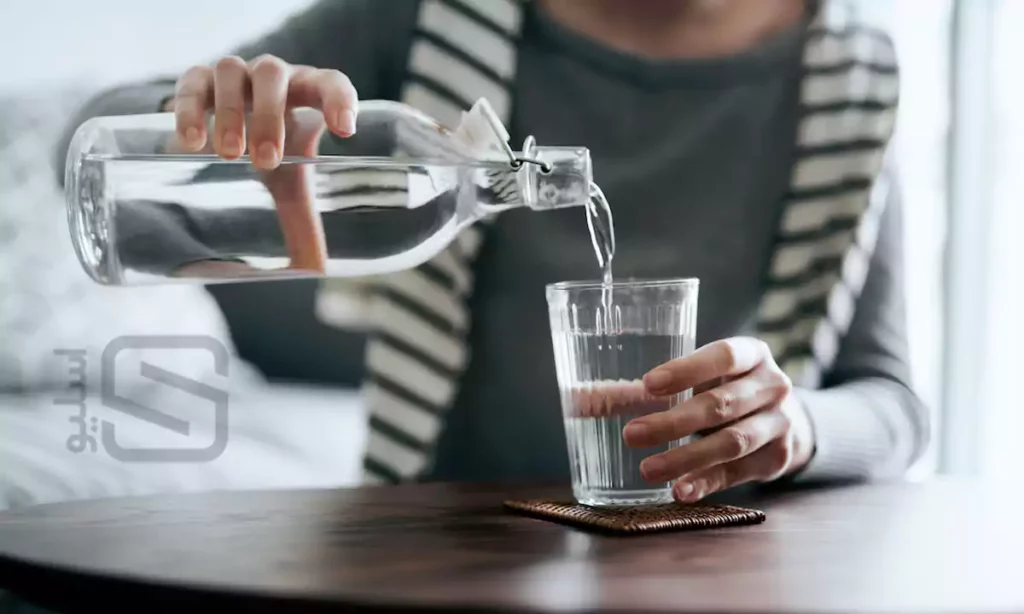 اهمیت نوشیدن آب و مایعات در برنامه رژیم لاغری یک ماهه