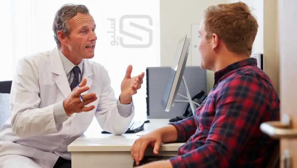 مردی که با یک پزشک متخصص ارولوژی صحبت می کند