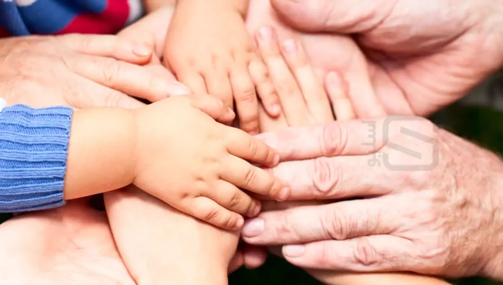 دستان روی هم یک خانواده برای حمایت از عضوی که در دوره مراقبت های بعد از عمل اسلیو معده است