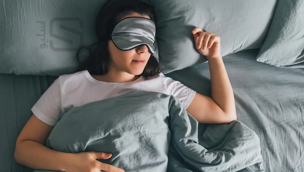 خانمی که با چشم بند در یک تخت خوابیده است