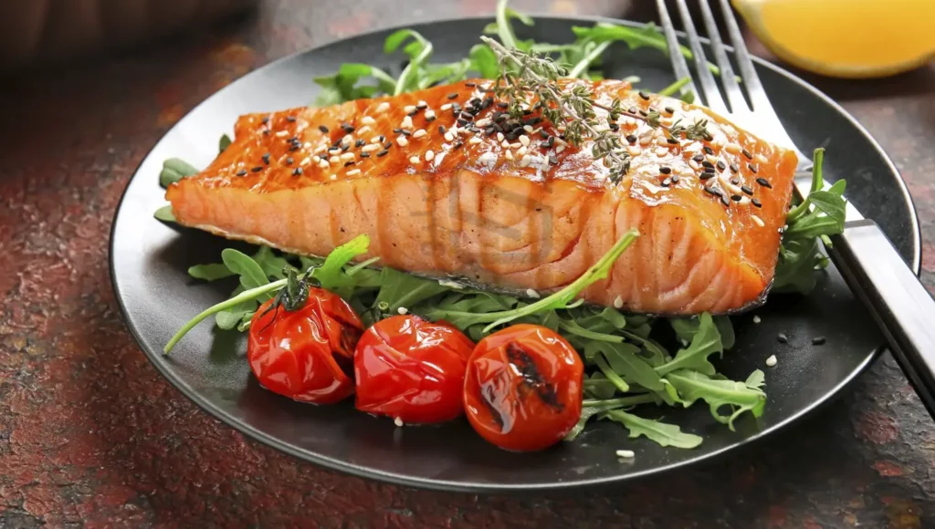 ماهی چرب سرو شده با سبزیجات و گوجه برای لاغری شکم و پهلو
