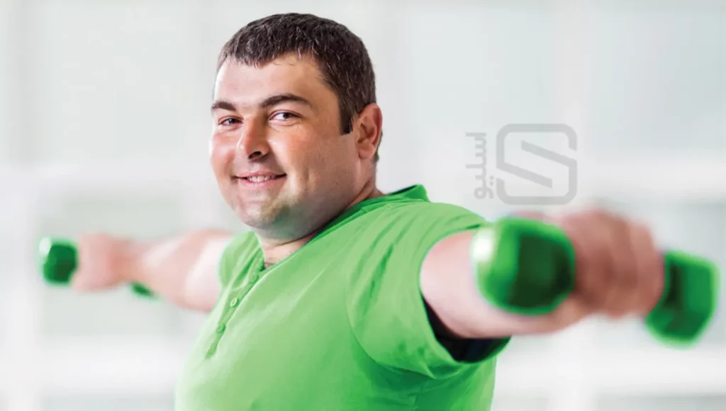 مردی که با لباس سبز در حال ورزش کردن است