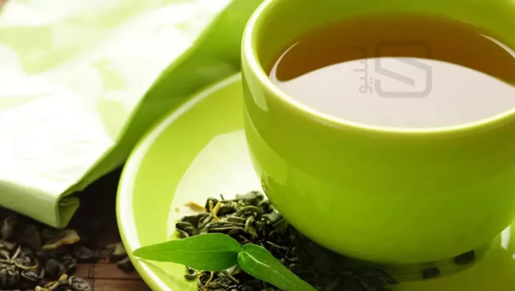 عکس چای سبز درون یک فنجام سبز سرامیکی