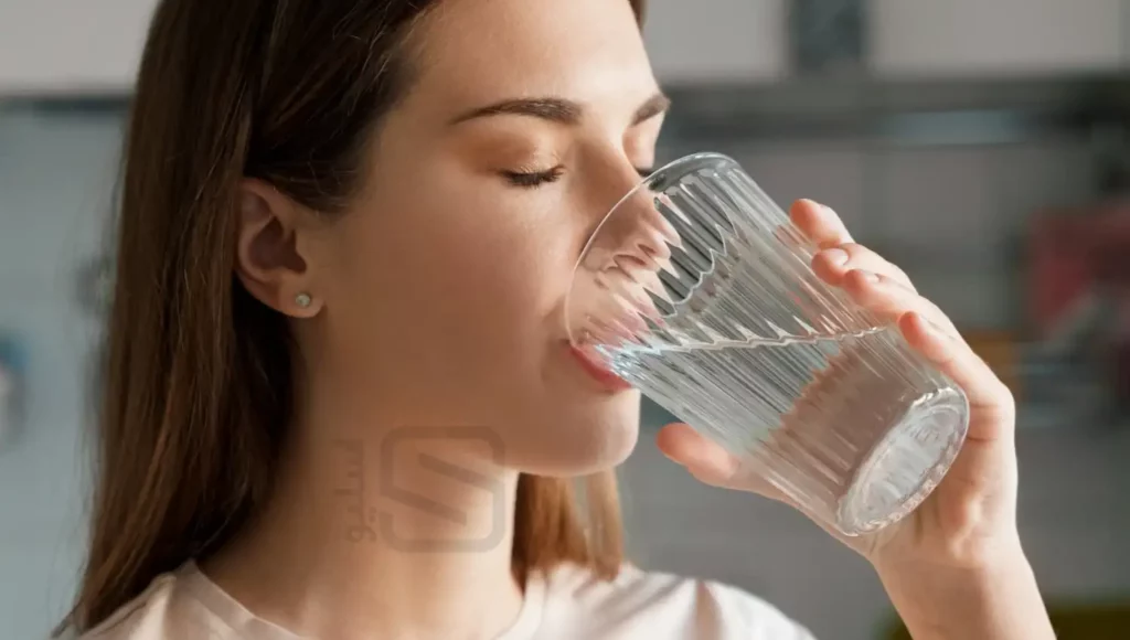 خانمی که در حال نوشیدن آب است