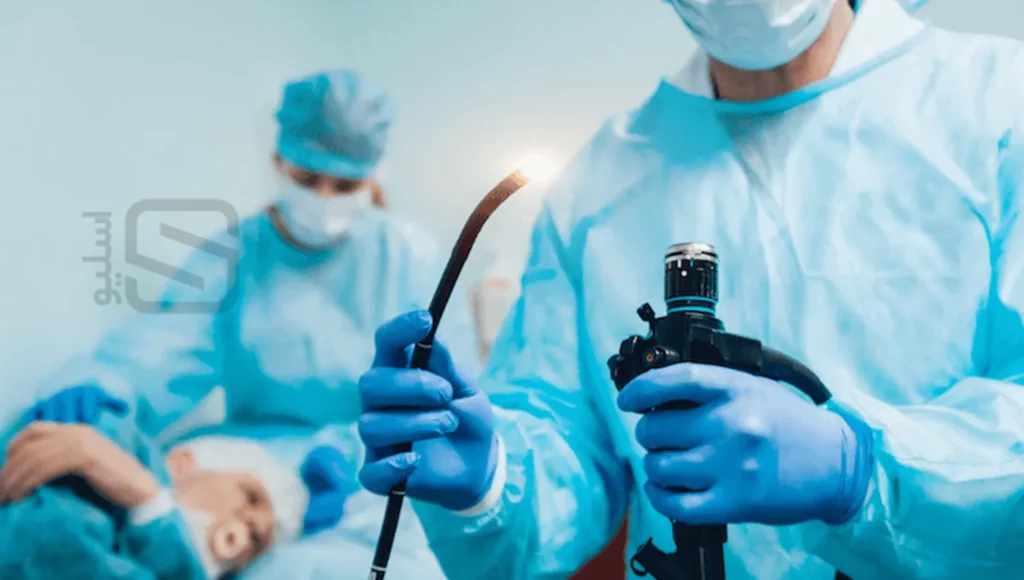 پزشک یک لوله اندوسکوپ با نور سرد را در دست گرفته است