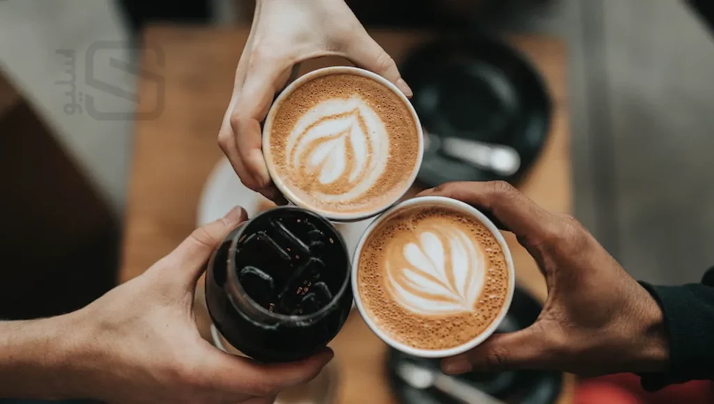 3 نفر که فنجان قهوه در دست دارند