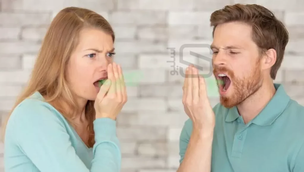 آقا و خانمی که به عنوان یکی از عوارض رژیم کتوژنیک بوی بد دهان را تجربه می کنند