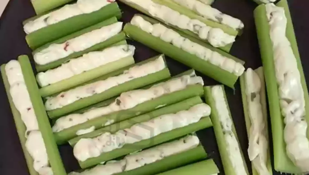 ساقه کرفس به همراه مقداری پنیر خامه ای