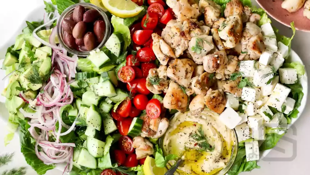 سالاد یونانی در کنار مرغ کبابی