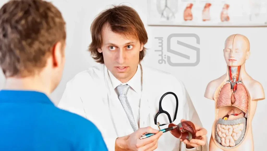 عکسی از توضیحات تئوری درمان کبد چرب توسط پزشک به بیمار