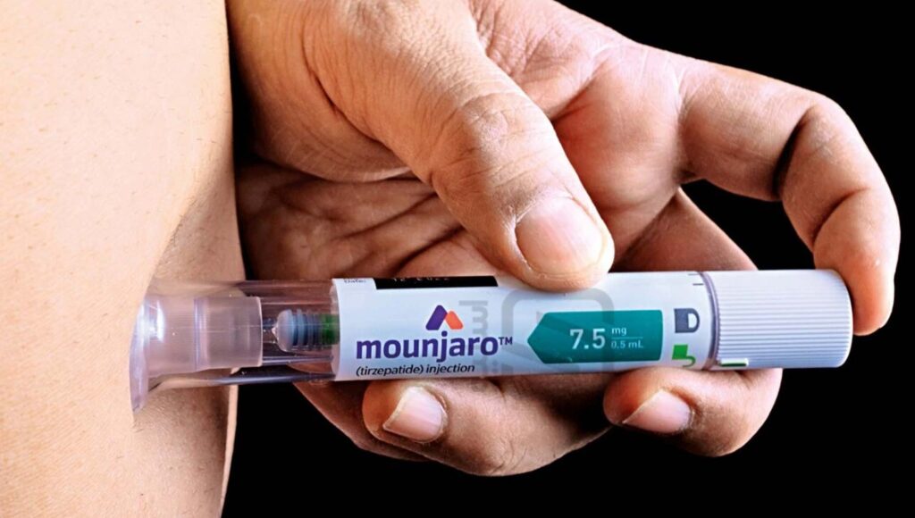 تزریق آمپول مانجارو به شکم